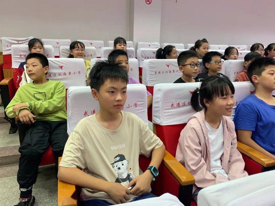 【活动掠影】刘海粟小学"武报小记者"人工智能科普活动_机器人_编程