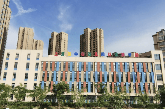 在肥西县中国中部花木城对面,绿锦家园小区内,几栋色彩艳丽又颇具现代