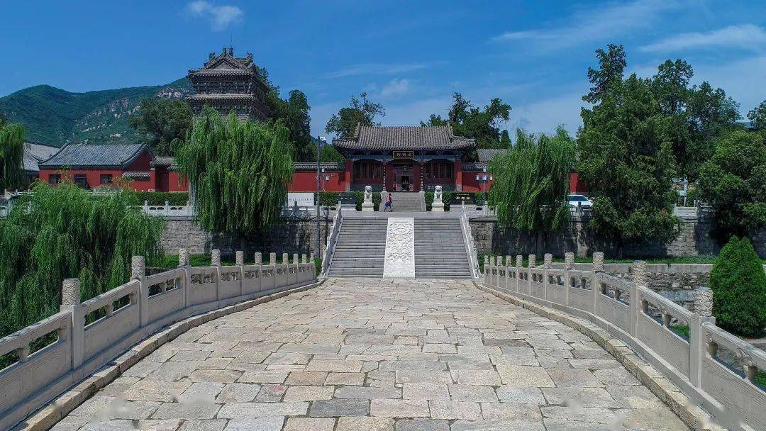 沙河红石沟农场红石沟景区位于河北省沙河市中部丘陵区,西至卧羊山
