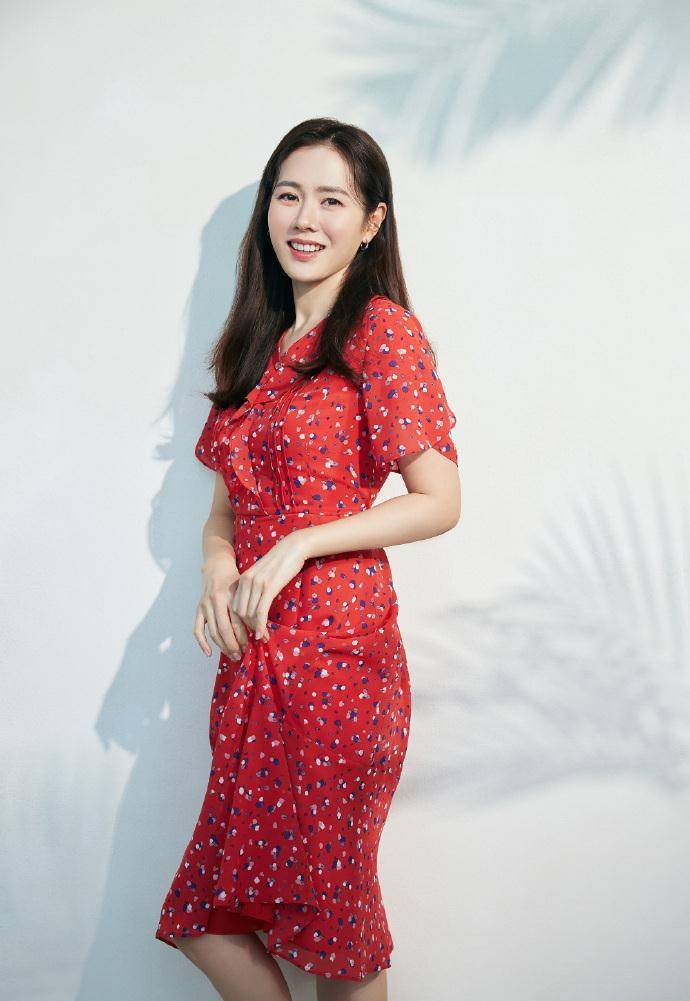 孙艺珍堪称韩范穿搭的"模板",知性减龄又气质,照穿美_韩系_时尚_色彩