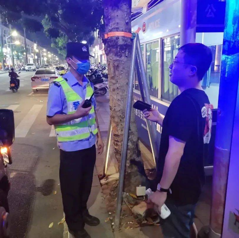 拾金不昧!一街坊在凤凰广场捡到钱包后交给民警_新兴县_工作_群众