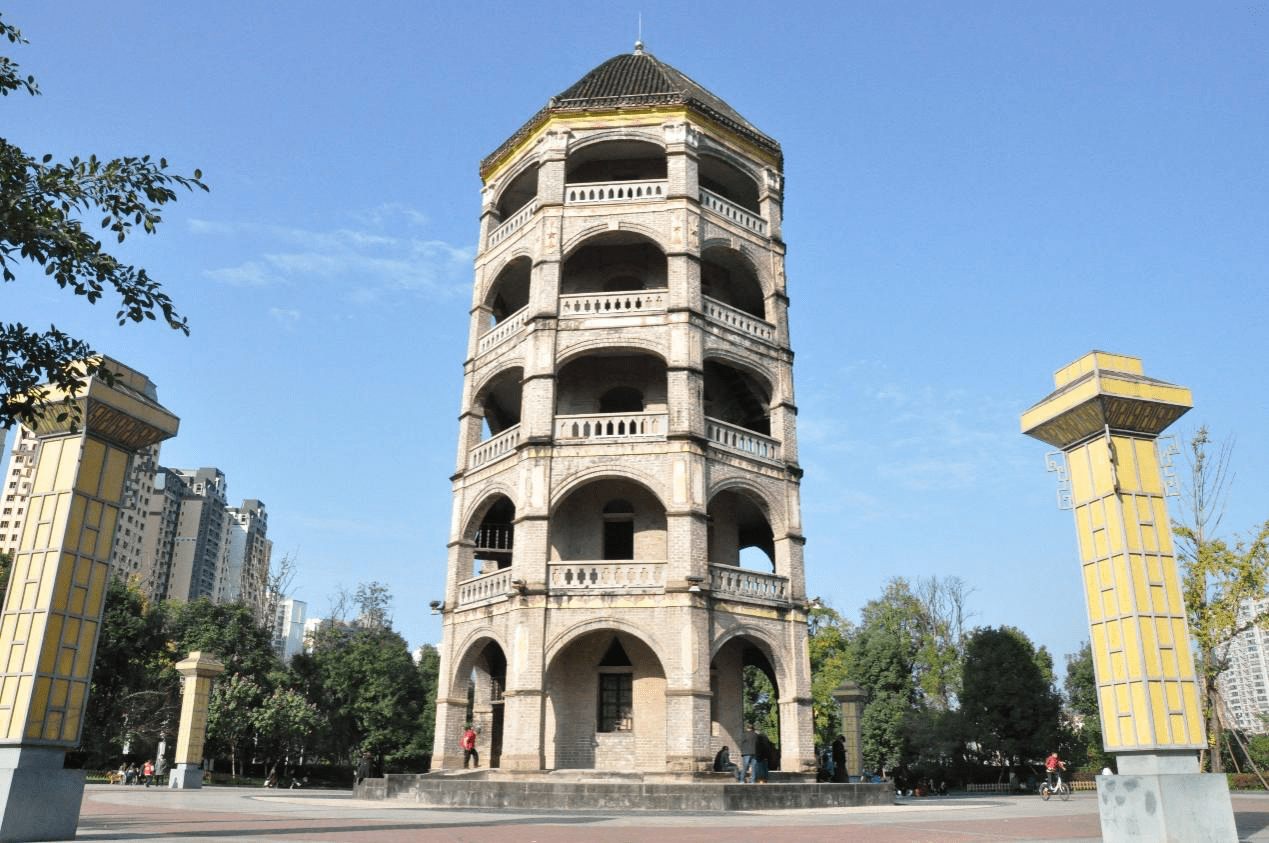 回风亭座南朝北,平面呈正八边形共五层,立面仿哥特式建筑,中西文化