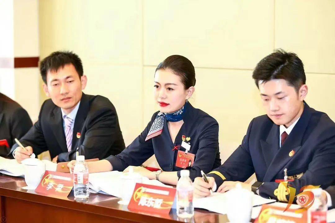 共青团上海市第十五次代表大会李尹带领东航"凌燕"乘务示范组获得第20
