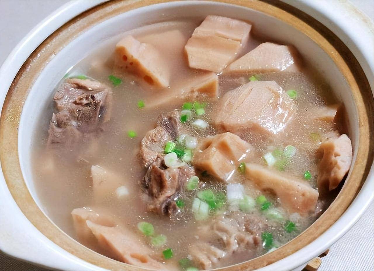 8,鲃肺汤鲃肺汤是一道江苏地区的传统名菜,主要使用江苏太湖出产的