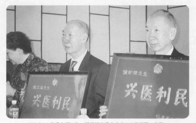 香港钟氏丑闻:父子两被爆和同一女星有染,亲兄弟为财权内斗互撕_钟铭_钟培生_江海和