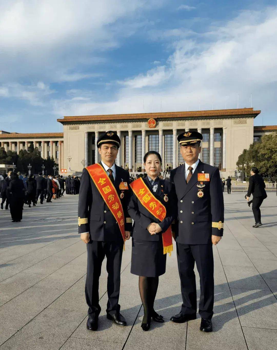 2016年虹桥机场,东航两架飞机差3秒就相撞,东航:奖励机长300万_飞机的