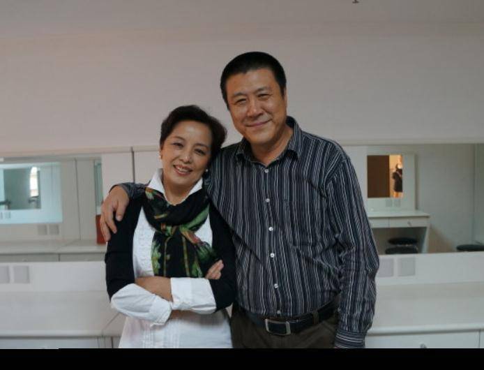 7对从校服到婚纱的明星夫妻:在一起最长59年,最短14年_任程伟_黄蕾