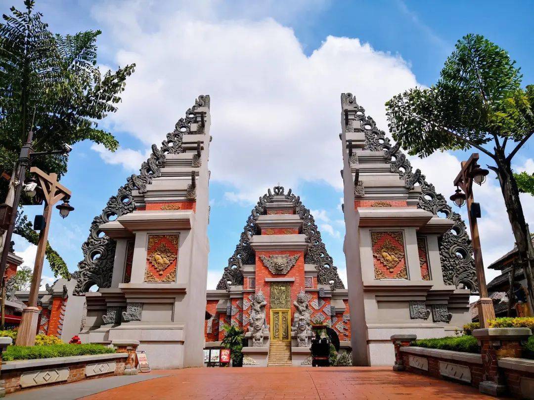 室内轨道电车,木质过山车高科技游乐设施组成,主要项目有塔銮盛典