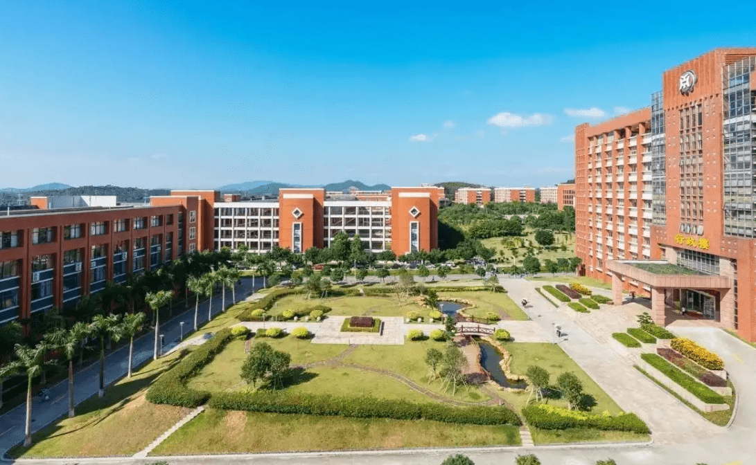 广财华商学院成网红学校,千人围观两男女私会_女生_什么_不知道