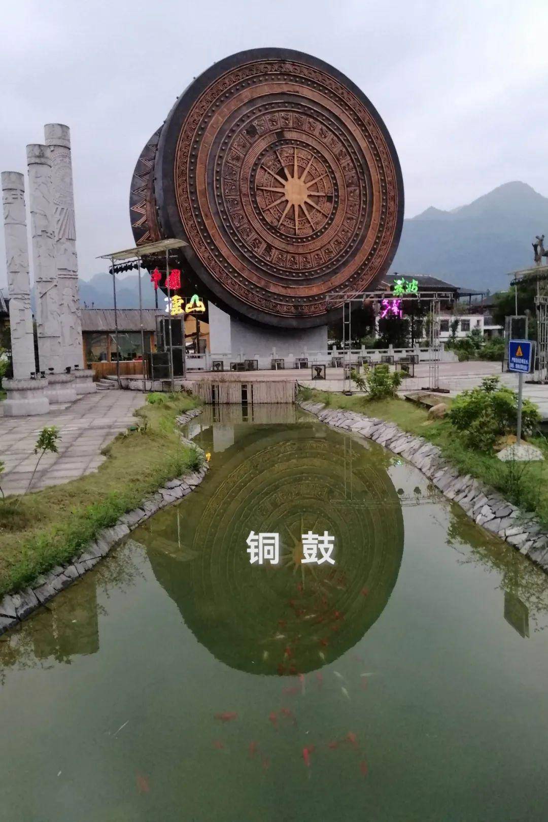 那头顶竹笠身披蓑衣的身影,那伴着老牯牛的鼻息撞荡而来的重重岁月