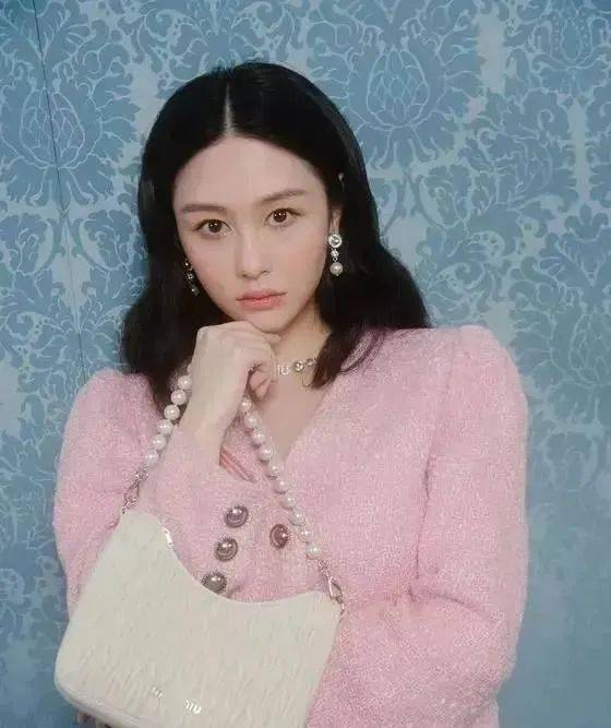 邱淑贞女儿沈月韩国出道惊艳全场!不愧是去过巴黎名媛舞会的