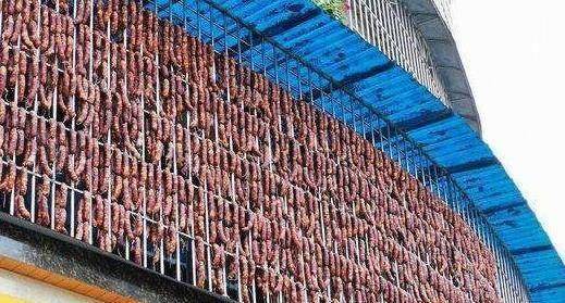 几百斤香肠腊肉挂阳台,南方人做法惹争议:"大户人家"都这样?