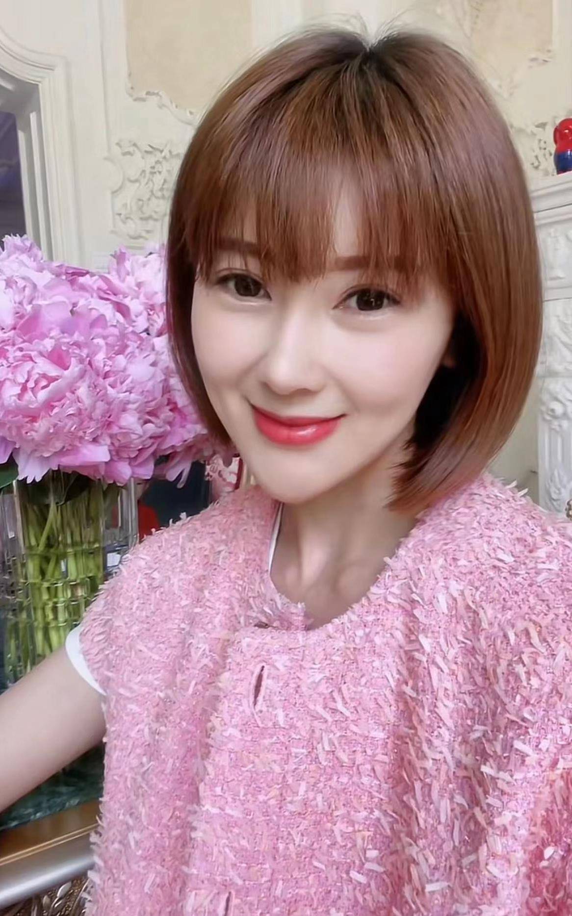 甘薇与贾跃亭离婚后生活滋润,带儿女深夜外出,暖心神秘男相伴_孩子