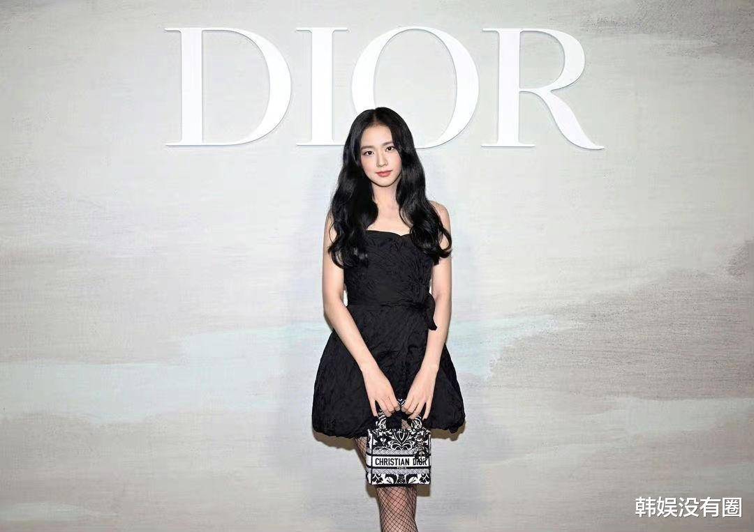 韩媒:blackpink金智秀闪耀"巴黎时装周",人间迪奥的笑容