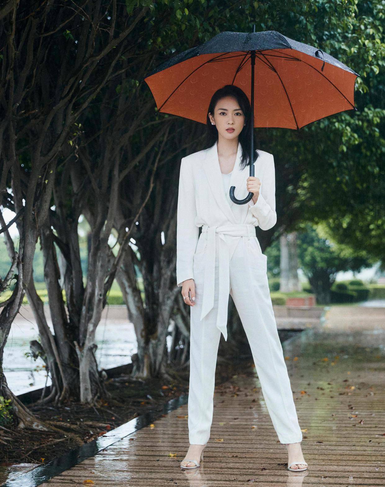 童瑶气质越发高级,穿白色连体裤亮相,一般人很难穿