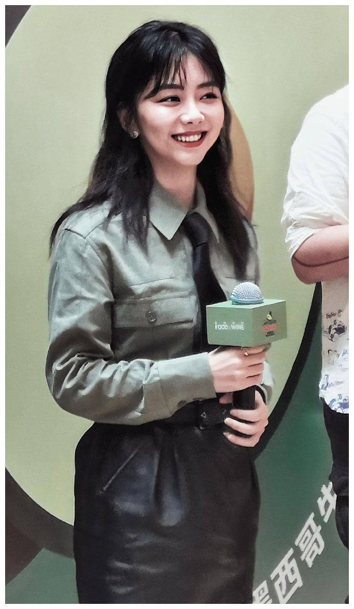 谭松韵最新活动造型带着一抹绿,工装衬衫配皮裙,视觉显高还带甜_小个