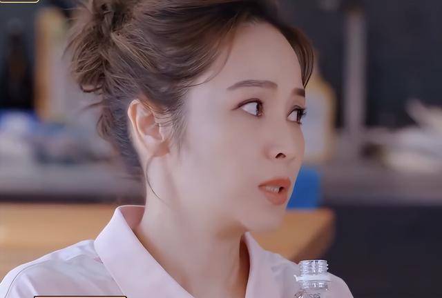 有一次,老公黄柏君在和黄子佼聊天的时候,吐槽侯佩岑,说人生中午,老婆