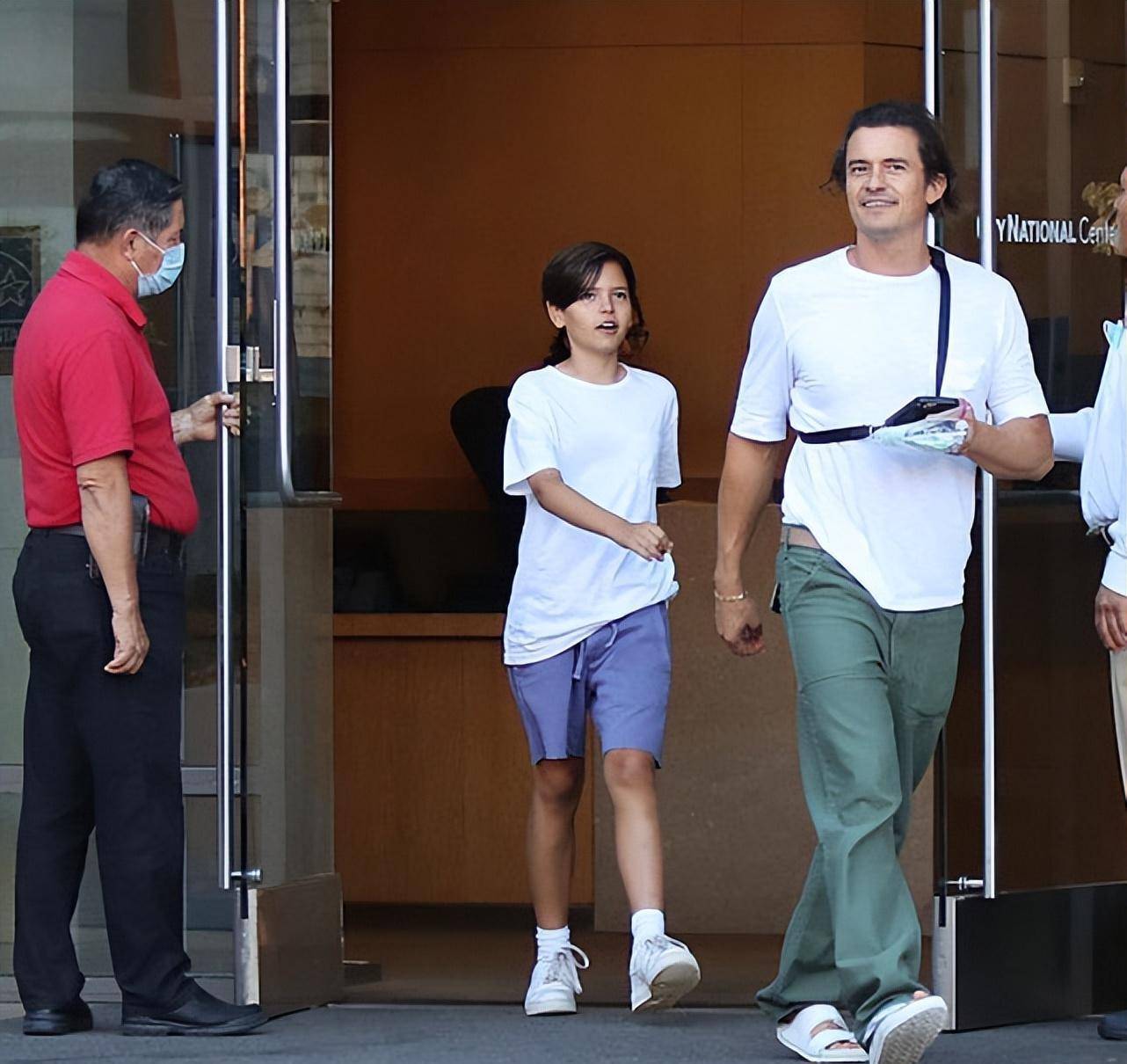 可儿11岁儿子久违现身,瘦了好多,继承父母的高颜值_弗林_男孩子_爸爸