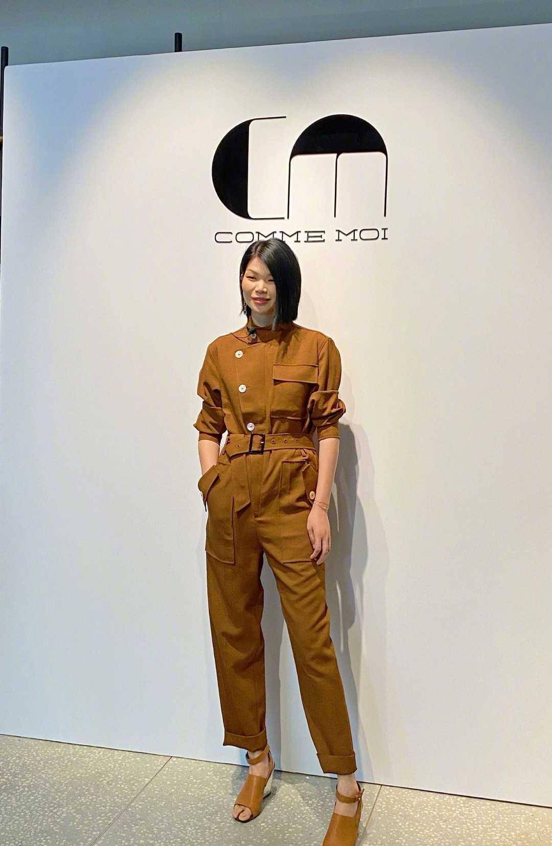 "超模"吕燕气质到骨子里,穿驼色连体裤配短发,比美女还迷人_大气_时尚