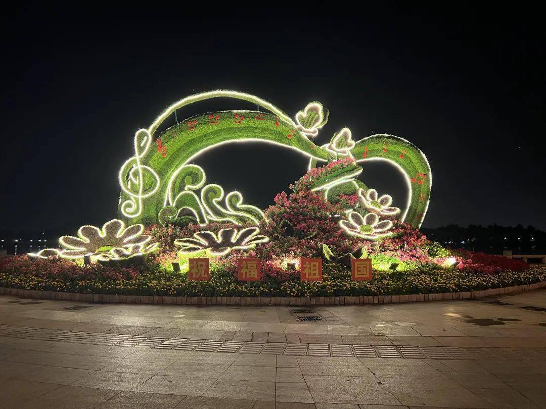 绿雕惊艳无比在轮渡旱喷泉广场如浪花般流淌开来一首《鼓浪屿之波》