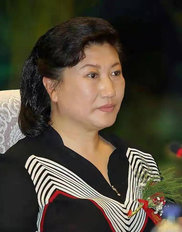 高秀敏去意已决,两人本就没有感情基础,再加上常年的分隔两地,李云启