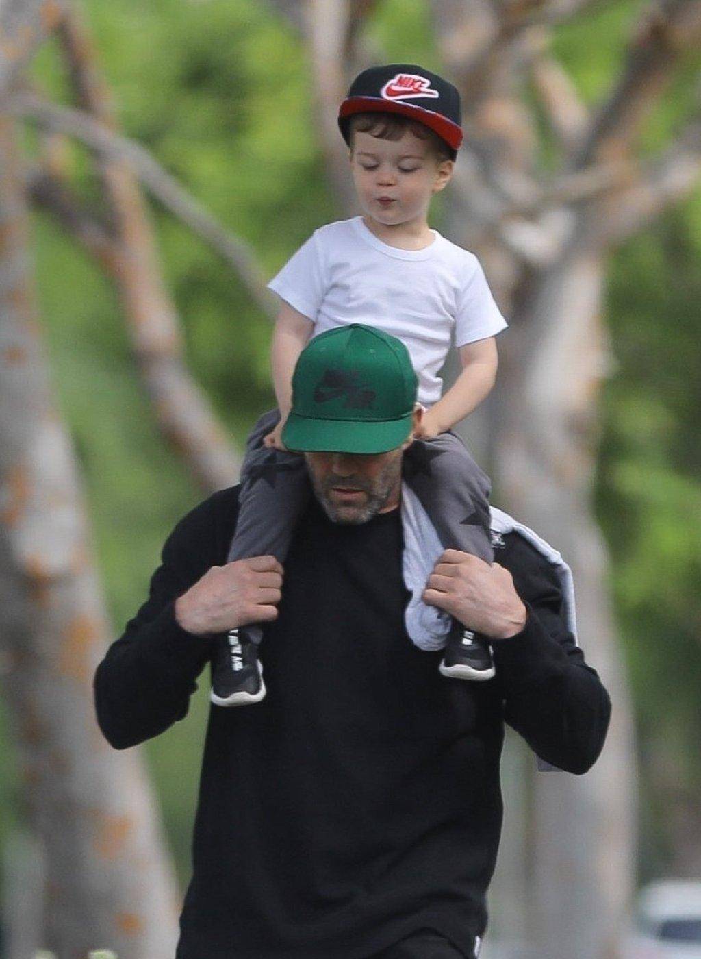 "全球最帅光头"杰森·斯坦森出门溜娃,3岁小儿子颜值超正太_cm_影迷