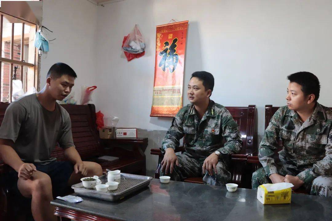 让军人成为全社会尊崇的职业——蓬华镇开展送喜报和慰问退役军人活动