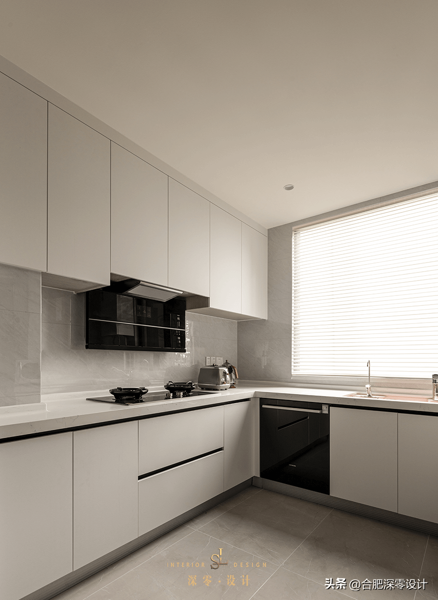 白色柜门无把手,整洁美观,至于燃气灶选的是方太的,上墙瓷砖是釉面砖