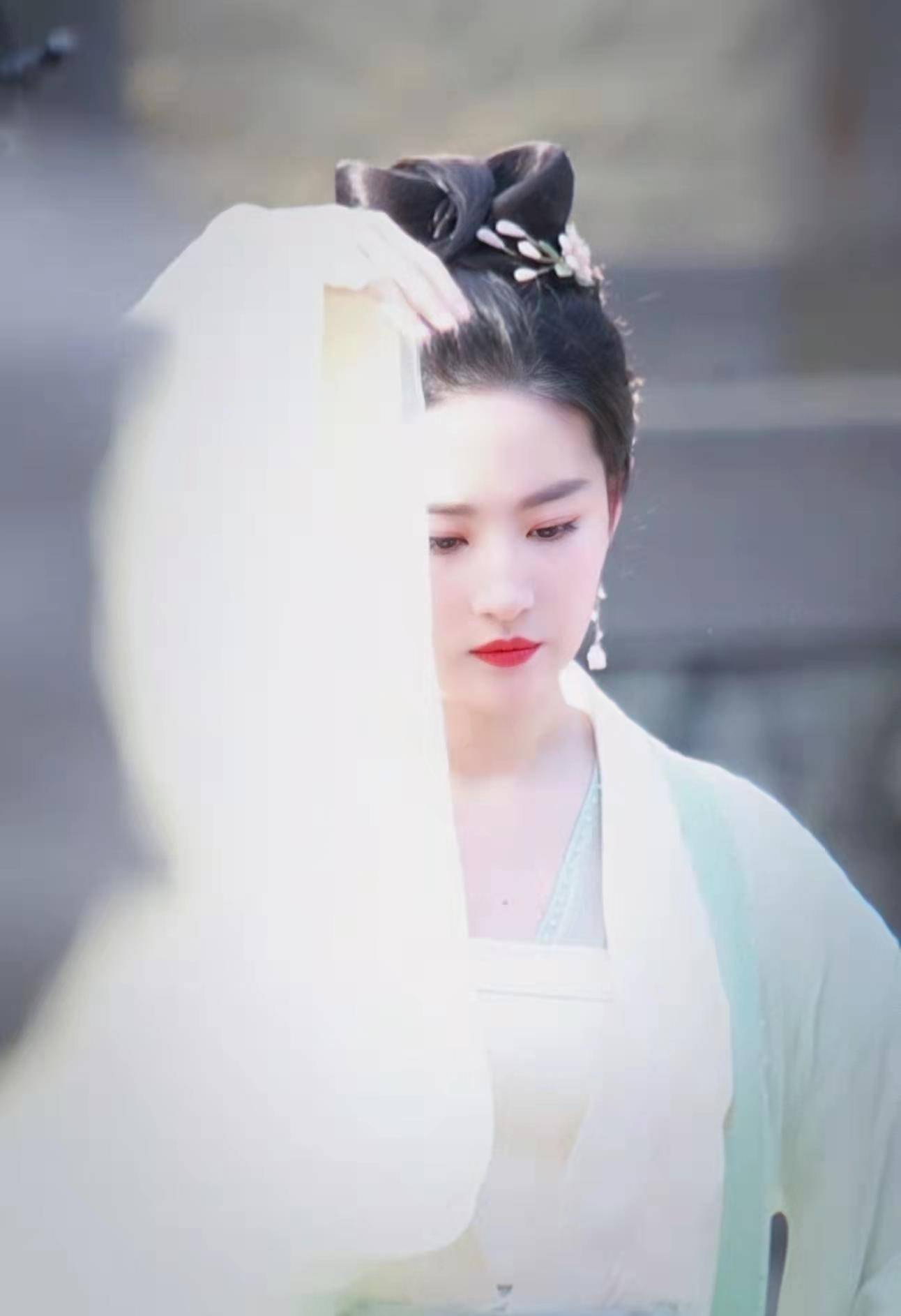 刘亦菲梦华录白衣盘发路透,古偶留给美女,她的长相短板通通暴露