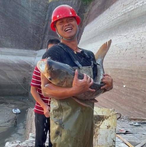 刚抓一条鱼就停播了,细心网友揭背后真相_直播_流量_违规