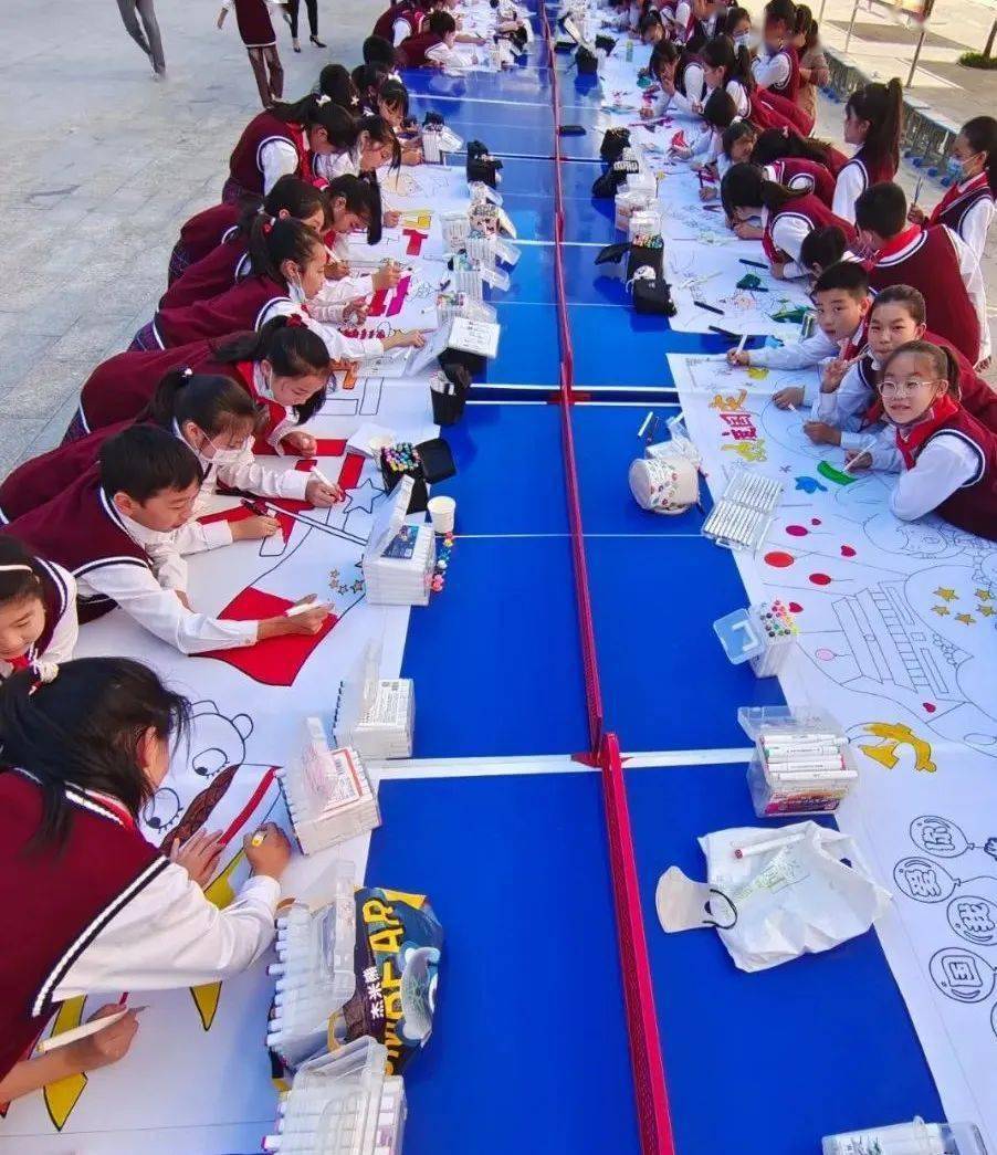 百米画卷绘童心,共筑七彩中国梦.师生同绘一幅图,共祝祖国繁荣富强.