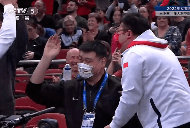 王思雨，准绝杀！中国女篮2分险胜澳大利亚，杀进世界杯决赛，观众大呼“太刺激”