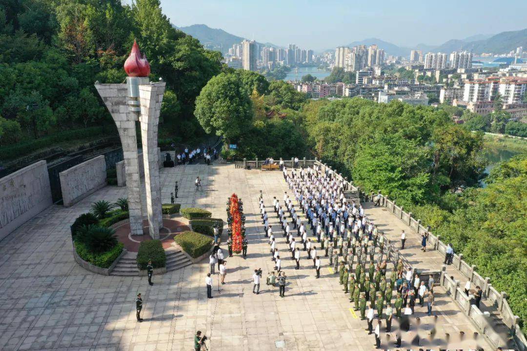 9月30日是国家设立的烈士纪念日,当天上午,我市在三明人民英雄纪念碑