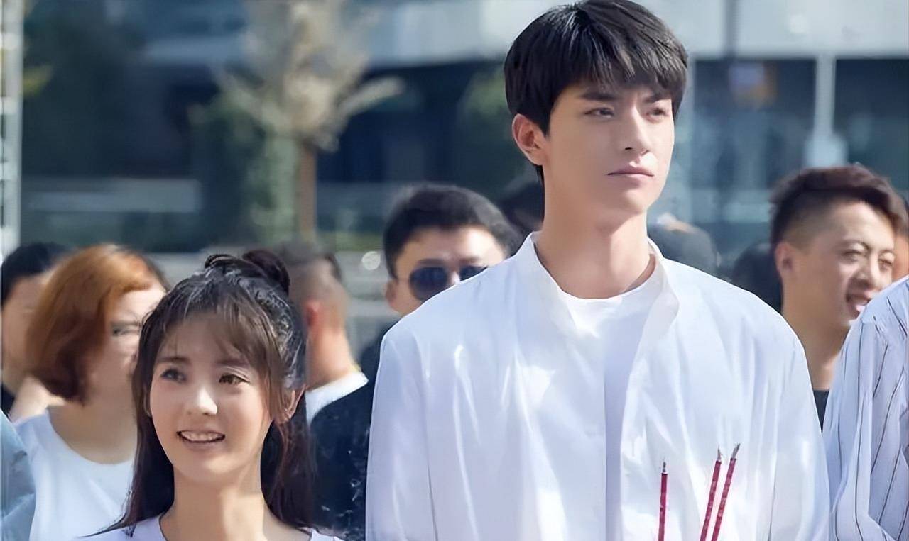 出生在国庆的女星,6岁练杂技13岁入伍,邢菲活成娱乐圈"清流"_佟大为