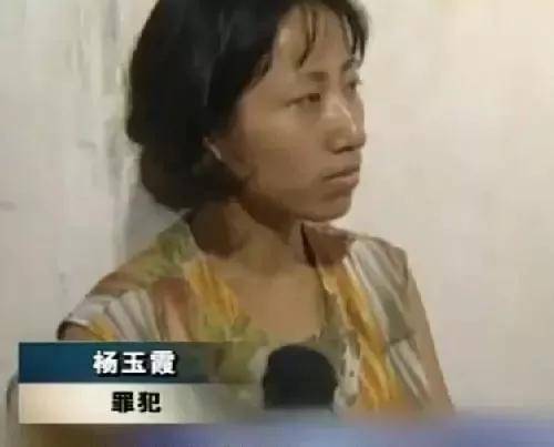 50岁大妈出墙不成怒泼硫酸，20岁小哥惨遭毁容， 网友：眼盲心也盲！