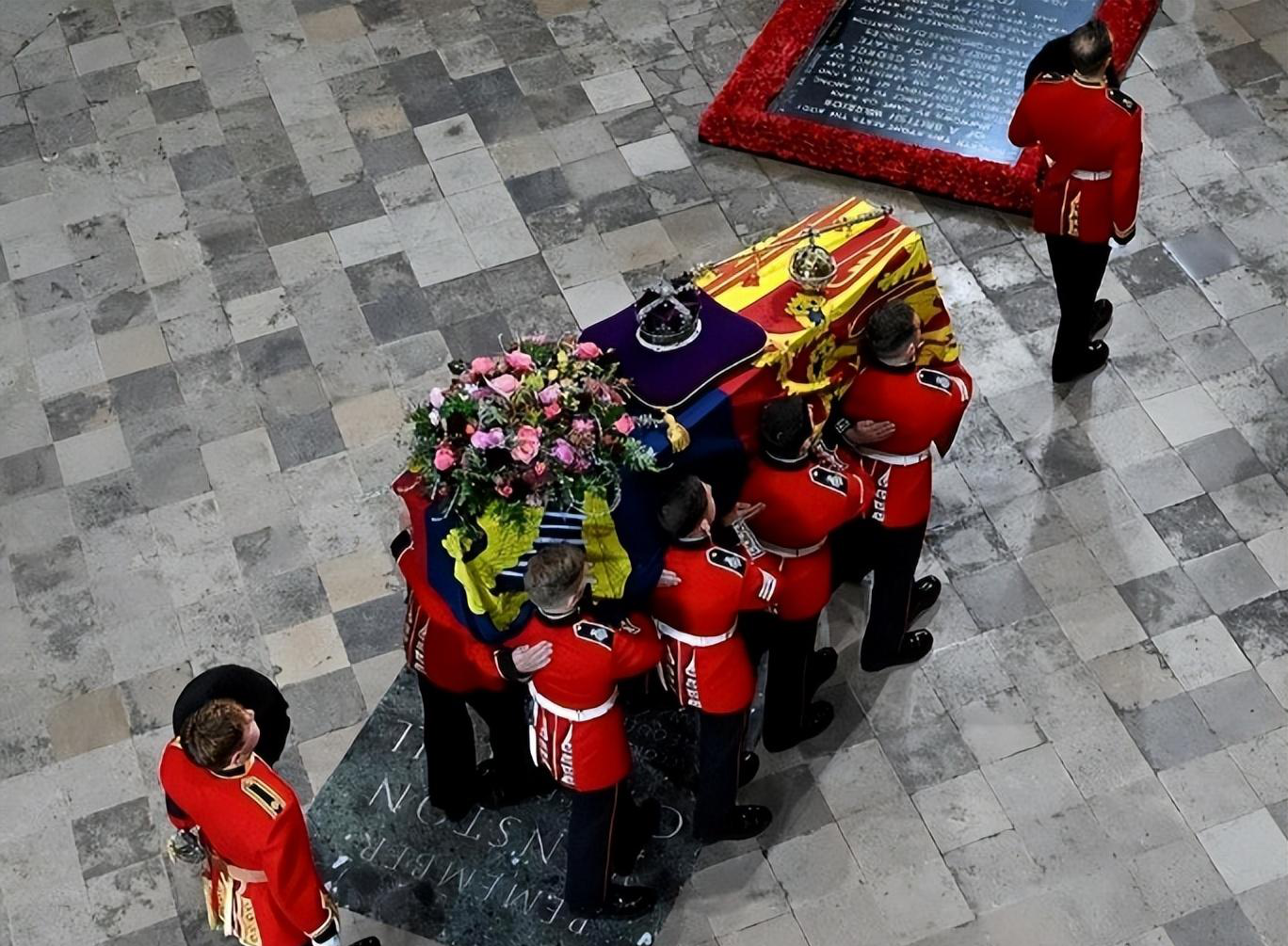 96岁英女王去世放入550斤铅木棺,和丈夫合葬,30年前就筹划葬礼