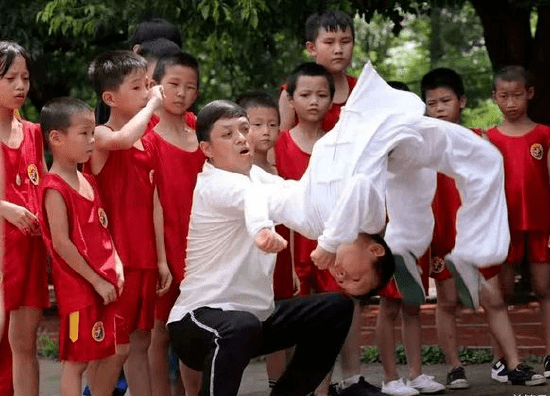 吸收少林拳,黑虎拳,蜘蛛拳之精华兼大胆创新,使东安武术在南方