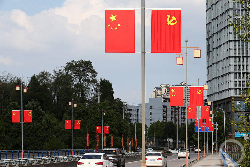 重庆黔江:红旗飘飘迎国庆