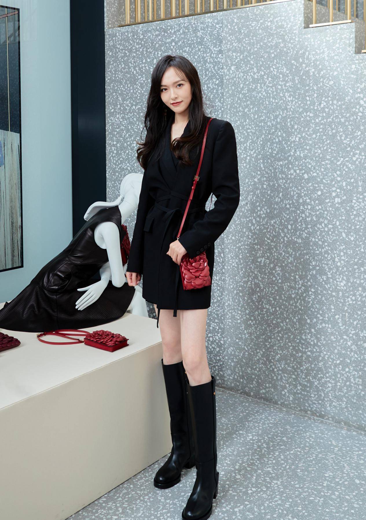 "西装裙 骑士靴"有多美?