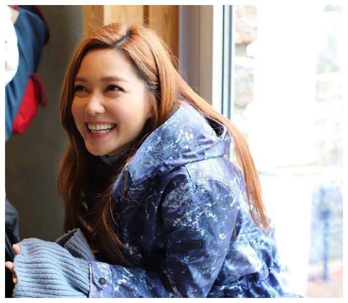 汤洛雯成绯闻女友,穿衣频露精致锁骨,外貌得体大气难怪受欢迎_刘恺威