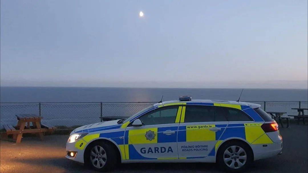 昨日,在爱尔兰科克地区又发生一起无视警方停车要求,并恶意冲撞警车的