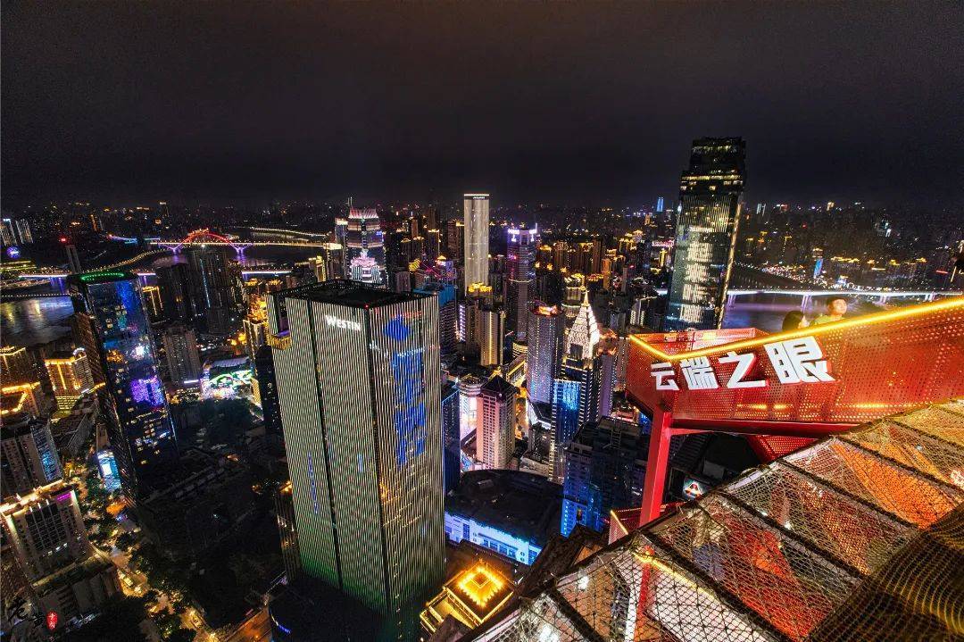 探索重庆最火观景台｜来解放碑“云端之眼”深度体验城市夜景吧