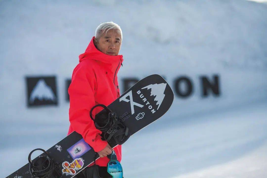 当一位60岁老人爱上极限运动_张亦兵_滑雪场_跳台