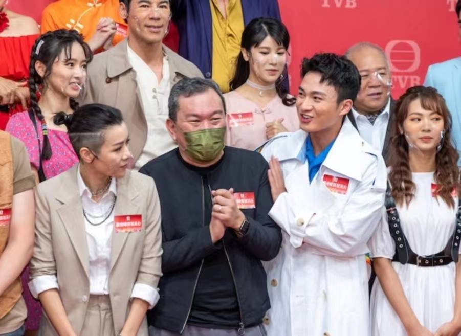 tvb当红小生新剧与女神小花拍吻戏,难掩激动:当然把持不住_周嘉_游