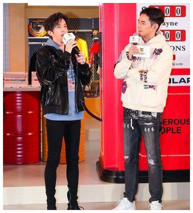 薛之谦腿绝了,比同框的男主持还要瘦一圈,女生:让我情何以堪_谢兹