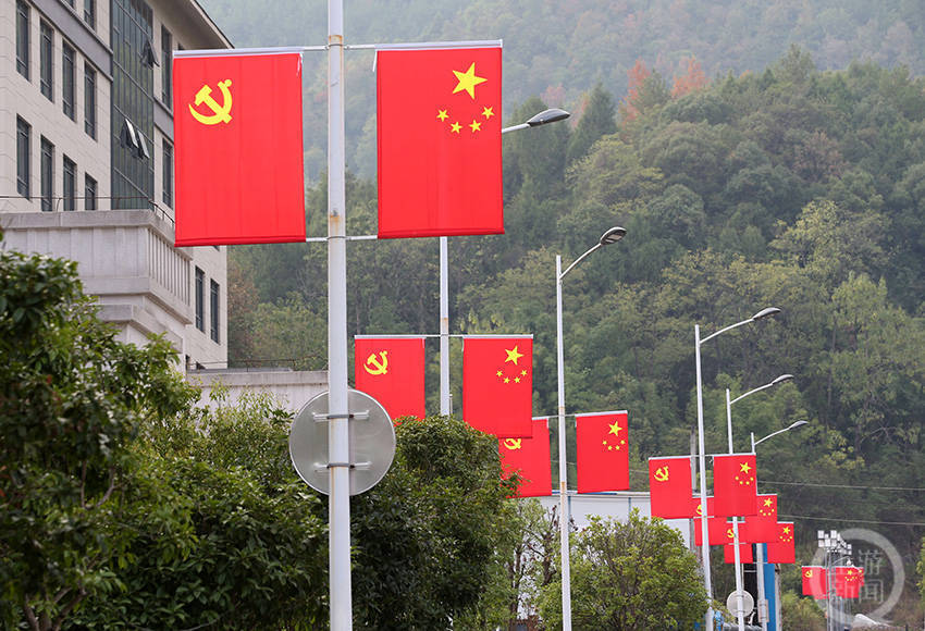 重庆黔江:红旗飘飘迎国庆