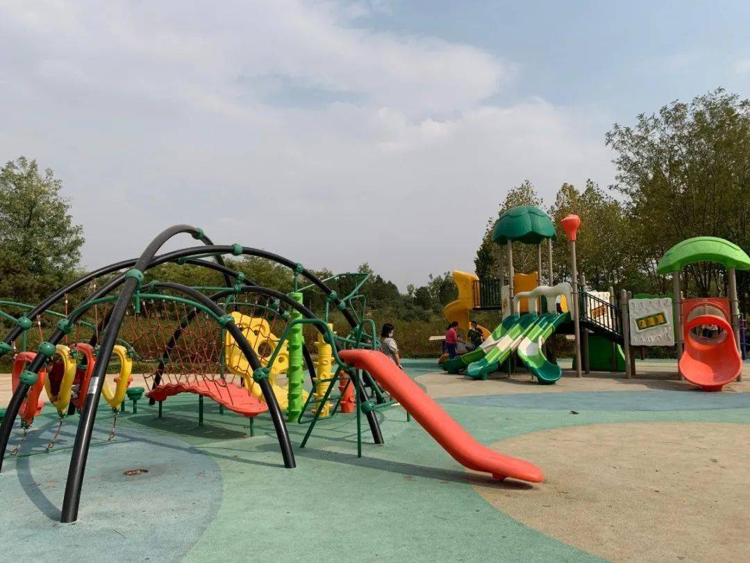 游玩地国庆周口公园里的游乐设施虽然不多,但玩完之后还能再逛逛公园