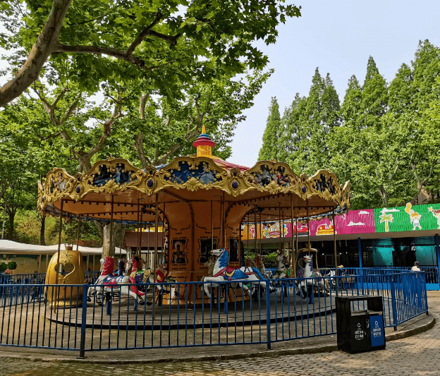 乘坐地铁10号线至新天地站下,步行约10分钟可达鲁迅公园地址:上海市