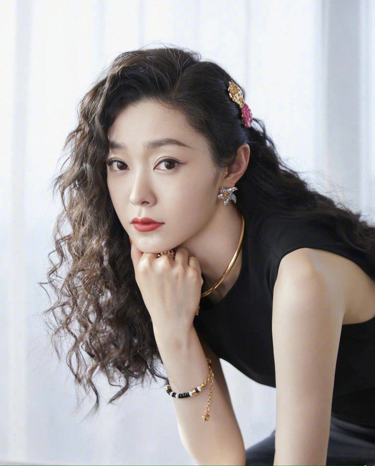 中年女人别留"黑长直",试试这3种港风卷发,普通人也有明星感_发型