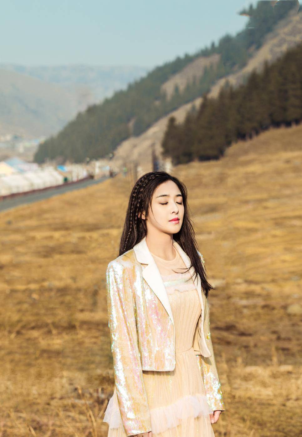 再次被张含韵惊艳,穿格子拼接裙可甜可酷,说是少女也不过分_时尚_设计